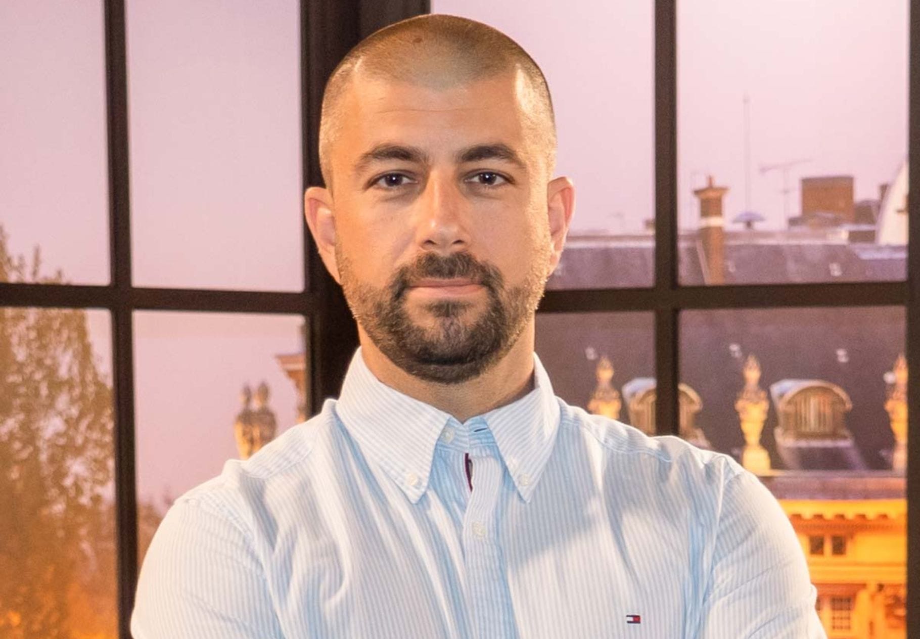 Adrian Măniuțiu - Recenzie