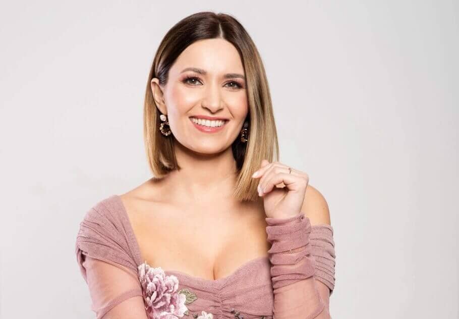 Ela-Crăciun-Recenzie